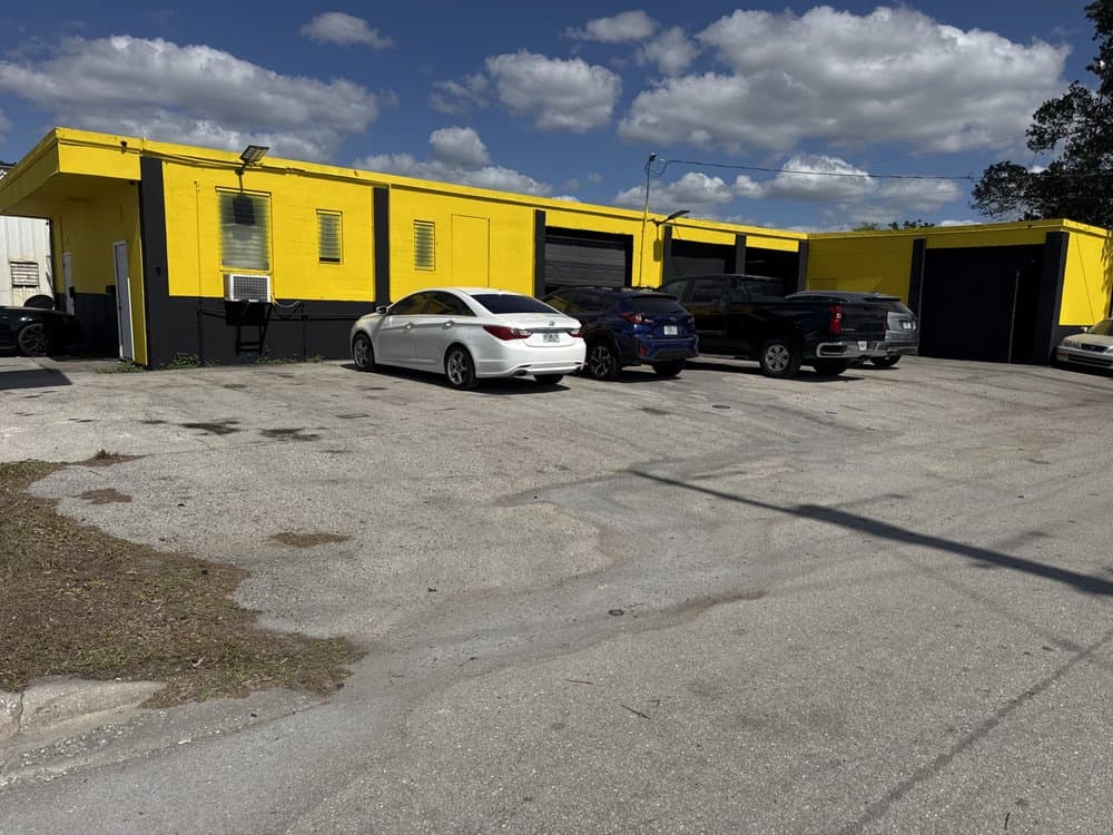 Auto Body Shop Serving Gateway, FL — Speedeezz Auto Finish auto body shop exterior at 2531 Fowler Street, Fort Myers, FL