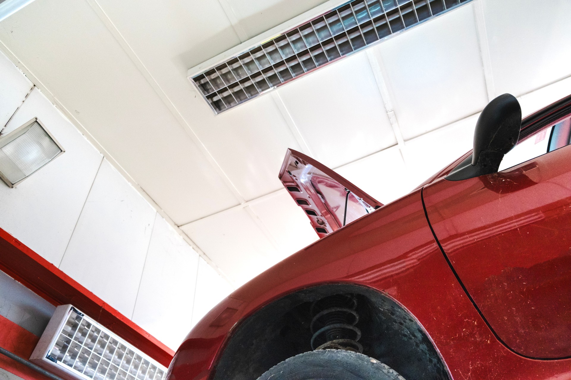 Lifting a car up to check the carrosserie